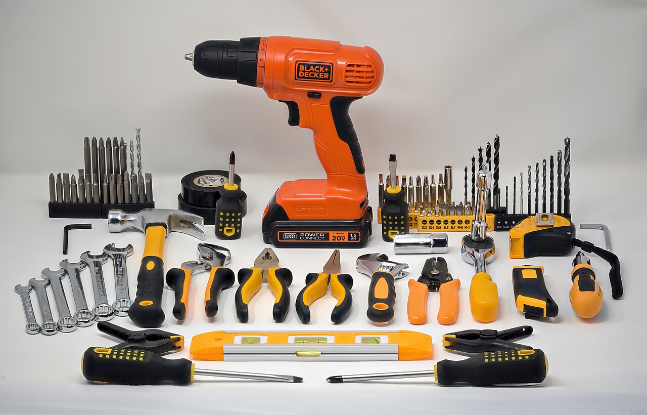 Técnico reparando electrodoméstico en Alicante